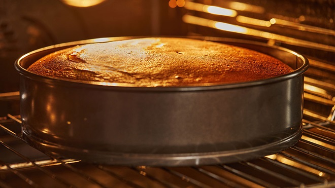 cake_cooking_in_oven_cake_tins_how_we_test